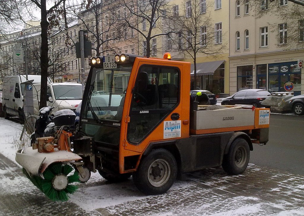 LADOG Typ? Kommunalfahrzeug mit Kehrvorrichtung zum Schneer�umdienst der Fa. Alpin, 16.01.13 Berlin-Wedding.