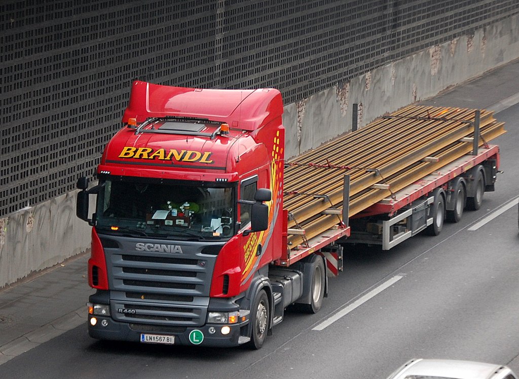 Langschienentransport auf der Stra�e mit einem SCANIA R440 und Spezialh�nger der Fa. BRANDL, 04.11.11 Berliner Stadtautobahn H�he Kaiserdamm.