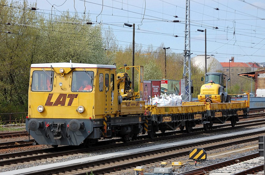 LAT 371, ein OBW 10 von P&T Bj.1989 (97 17 60 503 14-6) mit zwei Flachwagen (einer beladen mit einem kramer Allrad 280 Radlader), 16.04.12 Berlin Greifswalder Str. unterwegs Richtung Berlin Lichtenberg.