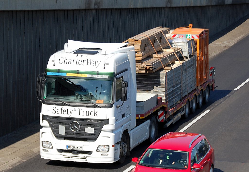 Leasing-LKW der Fa. CharterWay, ein MB ACTROS 1844 mit Tiefladeauflieger mit allerlei Bauutensilien, 22.09.10 Berliner Stadtautobahn H�he Knobelsdorffstr.
