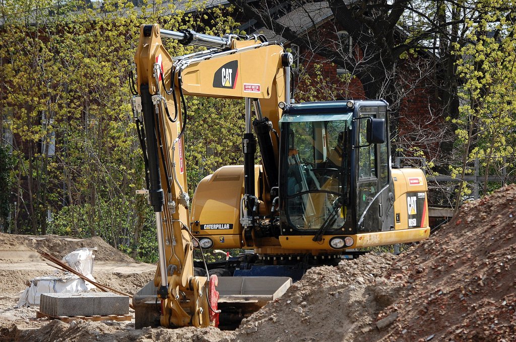 Leasingbagger CAT315D am 16.04.11 am S-Bhf. Berlin-Sch�neberg.