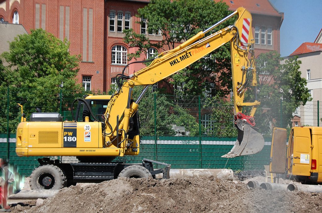 Leasingbagger, ein KOMATSU PW180 Mobilbagger am 11.05.11 Berlin-Pankow.
