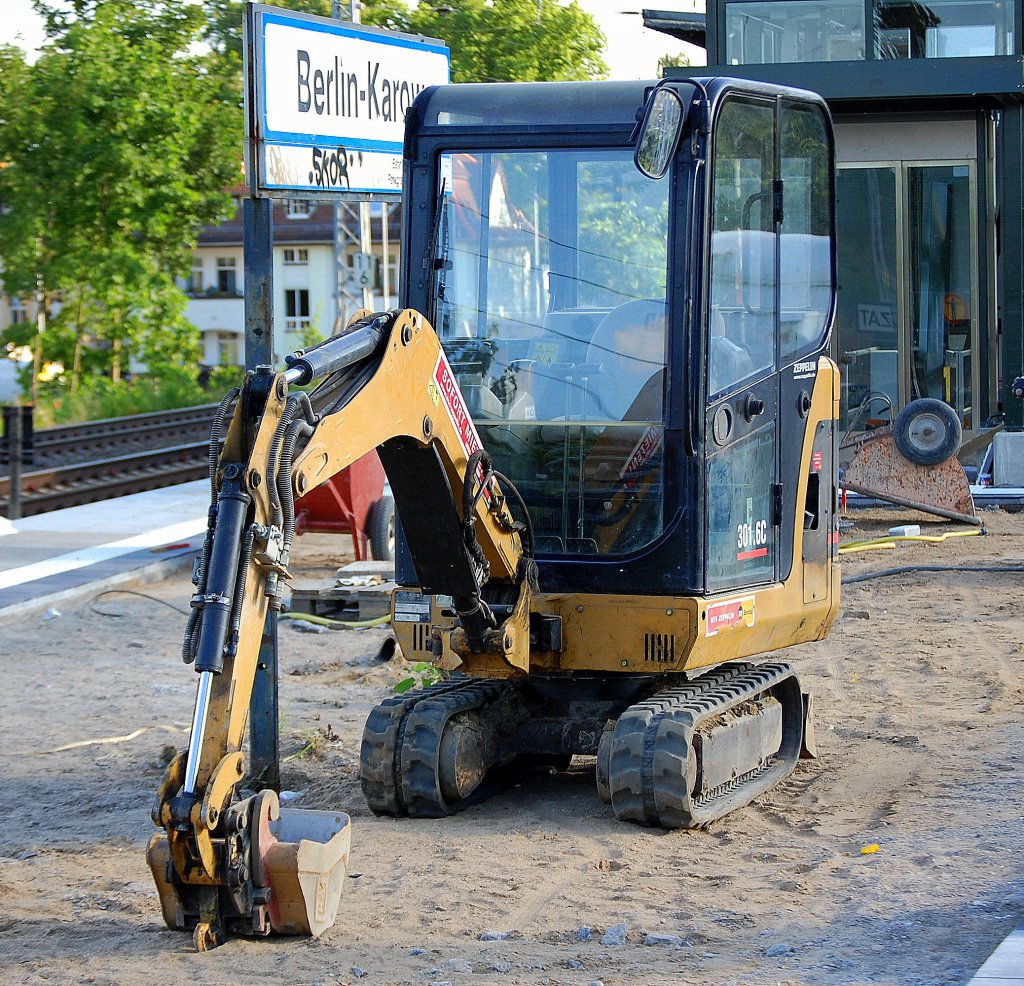 Leasingbaufahrzeug Minibagger CAT 301.6C, 11.06.10 S-Bhf. Berlin-Karow.