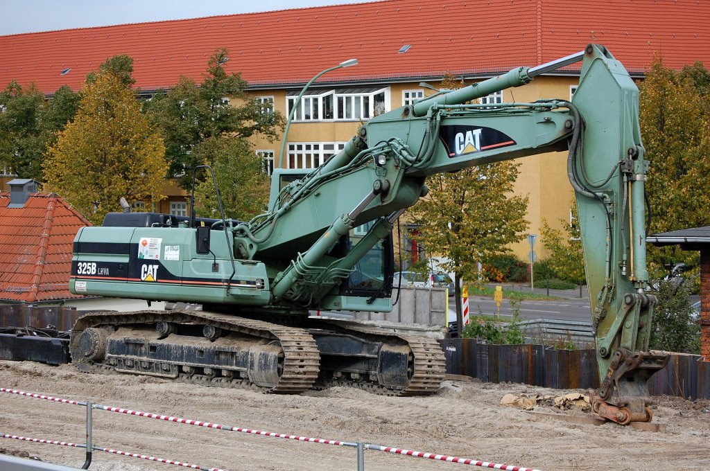 Leasingbaumaschine CAT 325B LNVA am 05.10.08 Neubau des S-Bhf. Berlin Adlershof.