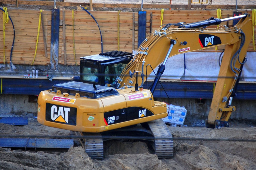 Leasingbaumaschine, ein CAT 329D LN Raupenbagger am 04.07.12 Berlin-Alexanderplatz.