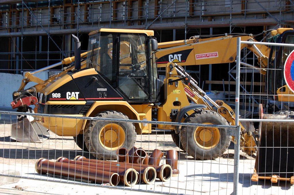 Leasingbaumaschine, ein CAT 908 Radlader am 31.08.08 Berlin Alexanderplatz. 