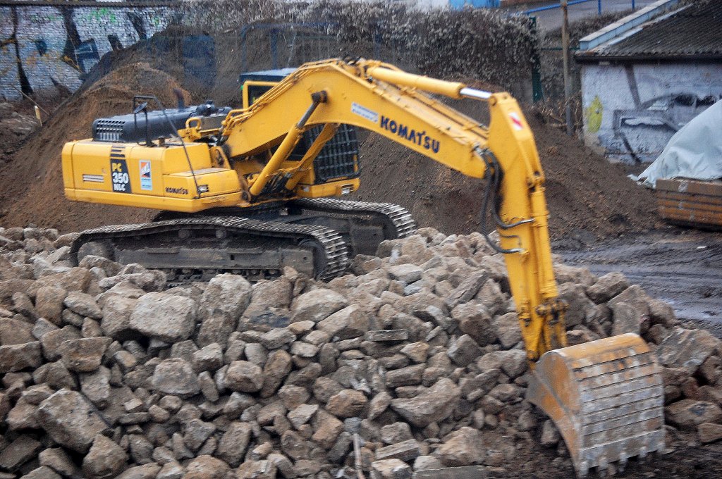 Leasingbaumaschine, ein dicker Brocken ist auf der Gro�baustelle Berlin Ostkreuz im Einsatz, ein KOMATSU PC350NLC Raupenbagger der Fa. HKL, 05.02.11 (Bild aus dem S-Bahn heraus).