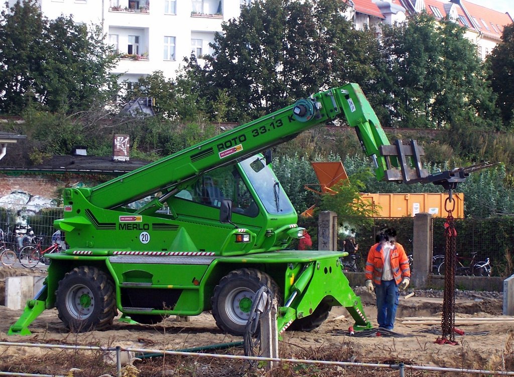 Leasingbaumaschine, ein MERLO ROTO 33.13.K Teleskoplader Sommer 2008 Gro�baustelle Berlin Ostkreuz. 