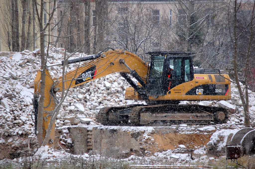 Leasingbaumaschine, ein Raupenbagger CAT 324D, Gro�baustelle gegen�ber S-Bhf Berlin Frankfurter Allee, 26.11.10 