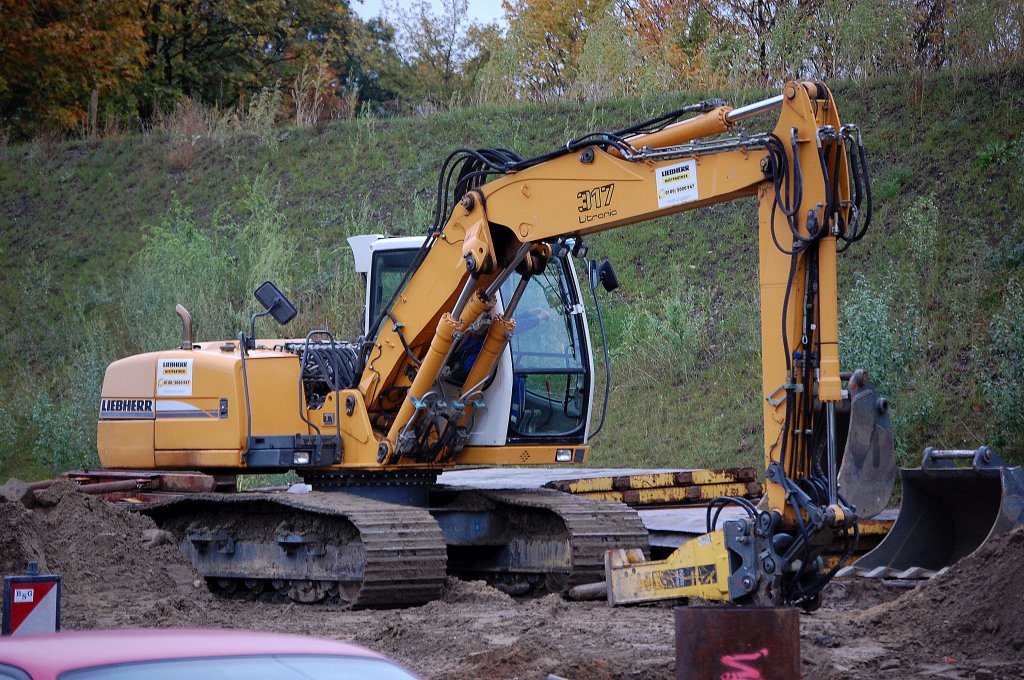 Leasingbaumaschine, ein Raupenbagger LIEBHERR 317 Litronic, 15.10.09 Berlin.
 
