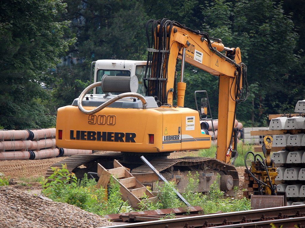 Leasingbaumaschine und in dieser Form nicht sehr h�ufig zu sehen, der LIEBHERR 900 Litronic als Raupenbagger, 09.08.10 Baustelle Bhf. Flughafen Berlin-Sch�nefeld.