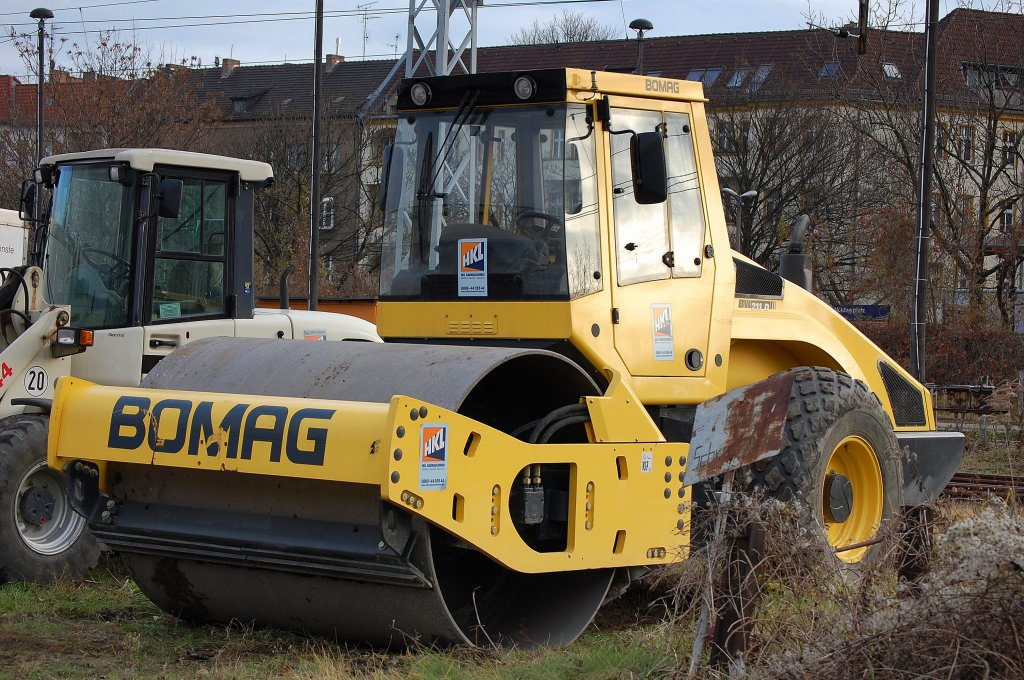 Leasingbaumaschine von HKL, ein Walzenzug von BOMAG Typ BW211D im Jahr 2008 N�ldnerplatz Berlin-Lichtenberg. 