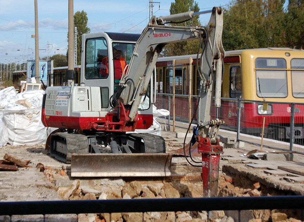 Leasingbaumaschine, Minibagger TAKEUCHI TB145, Fahrstuhlneubau S-Bhf. Berlin-Karow, 05.10.09