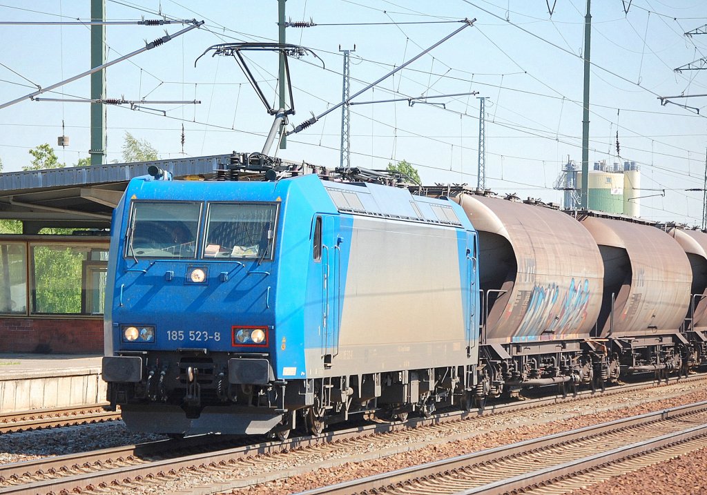 Leasinglok 185 523-8 (94 80 0 185 523-8) ist f�r EKO Trans t�tig, am 09.05.11 fuhr sie mit einem Ganzzug Staubsilowagen (Steinkohlestaub) durch den Bhf. Flughafen Berlin-Sch�nefeld.