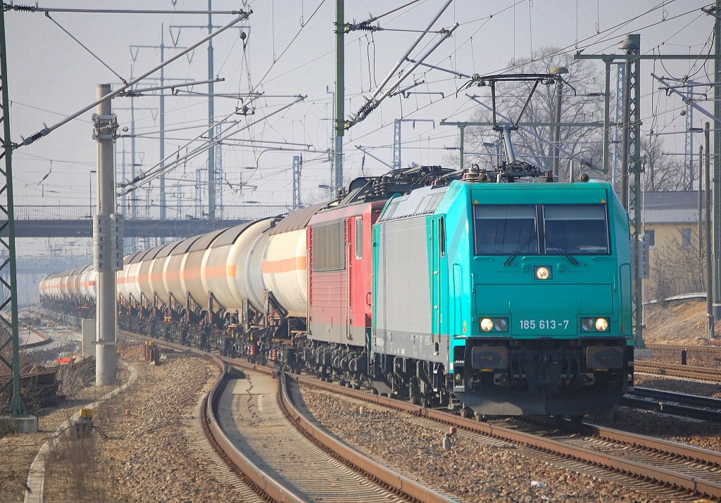 Leasinglok 185 613-7 (91 80 6185 613-7 D-RBSAF, Bombardier Bj.2008) der DB Schenker Rail hat 155 020-1 und einen ganzzug Gasdruckkesselwagen am Haken, 28.02.11 Bhf. Flughafen Berlin-Sch�nefeld.