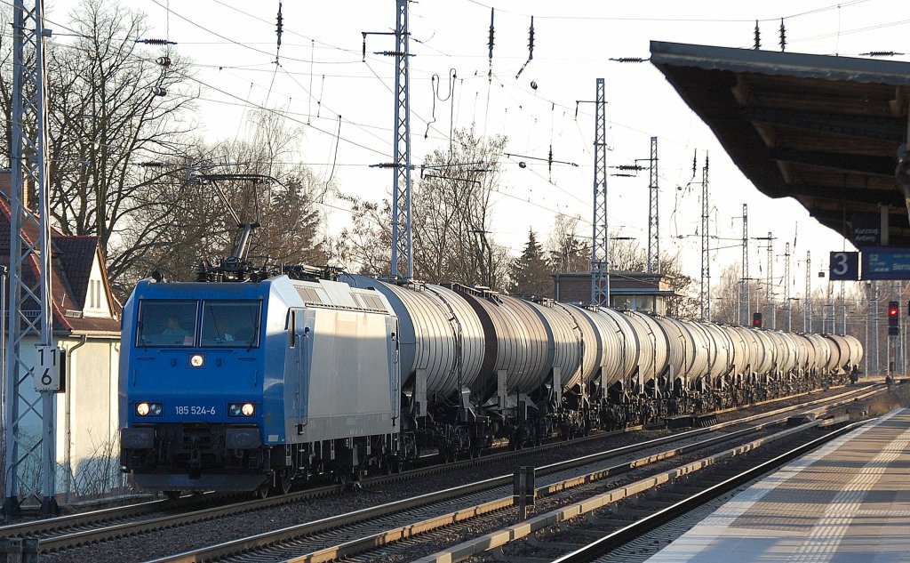 Leasinglok f�r ITL 185 524-6 (91 80 6185 524-6 D-ITL) mit Kesselwagenzug Richtung Bernau, 23.03.12 Berlin-Karow.