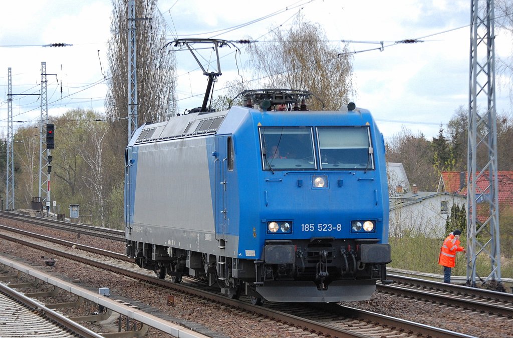 Leasinglok der HGK, 185 523-8 (91 80 6185 523-8 D-HGK) auf Leerfahrt Richtung Berliner Innenstadt, 17.04.12 Berlin-Karow.
