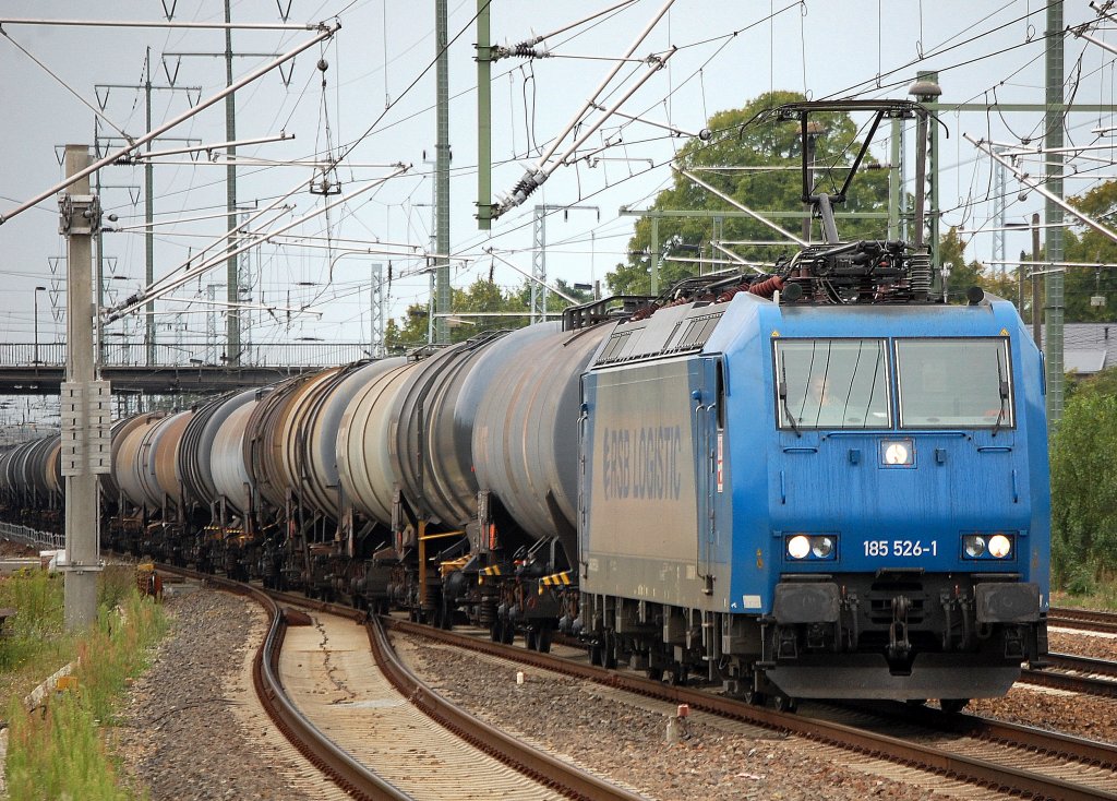 Leasinglok HGK 185 526-1 (94 80 0185 526-1, Bombardier, Bj.2003) mit einem ganzzug Kesselwagen bei der Durchfahrt im Bhf. Flughafen Berlin-Sch�nefeld, 12.08.10