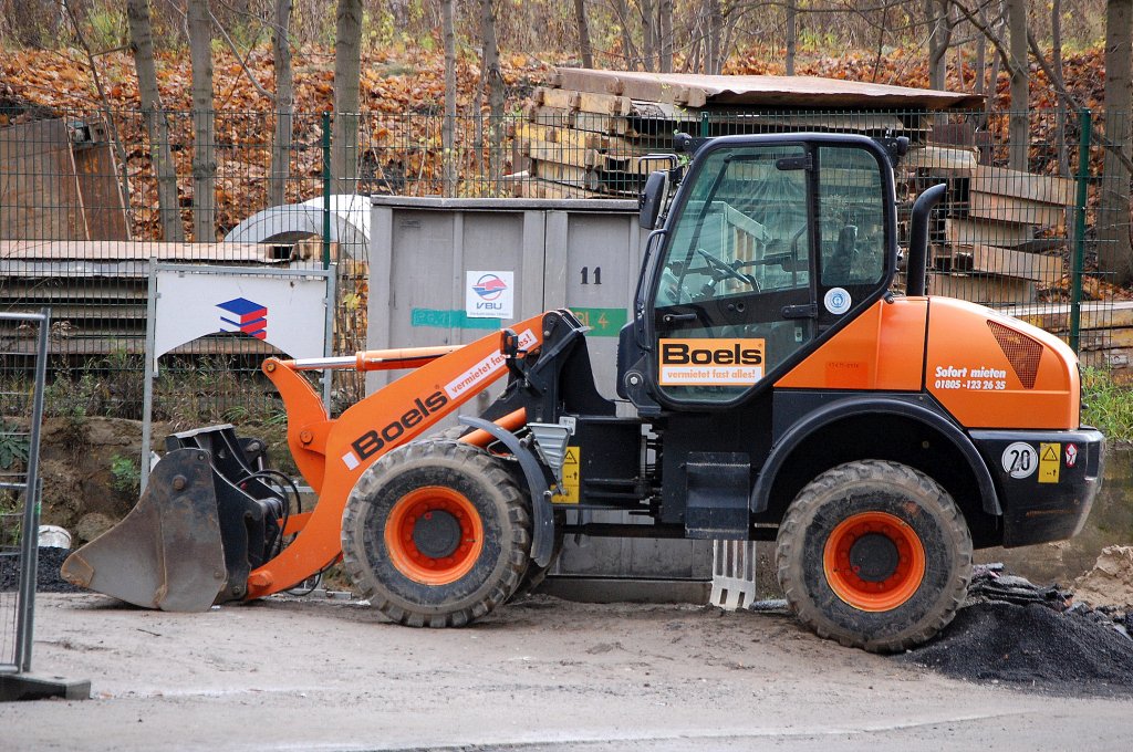 Leasingradlader der Fa. Boels, ein KOMATSU WA?, 14.11.10 Berlin-Pankow.