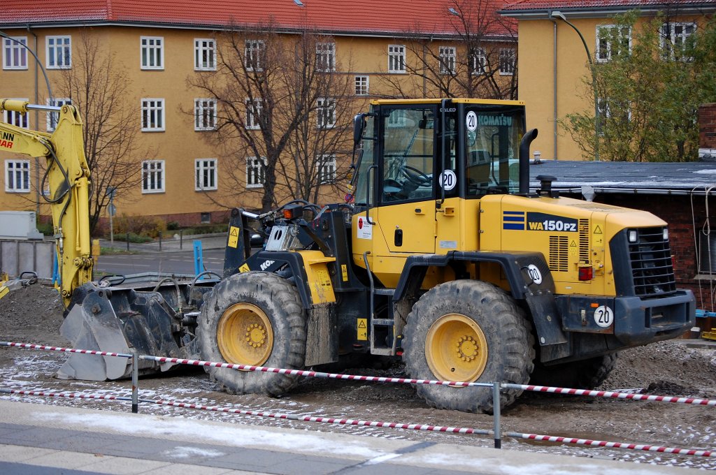 Leasingradlader der Fa. THEISEN, ein KOMATSU WA150PZ am 22.11.08 Neubau des S-Bhf. Berlin-Adlershof.