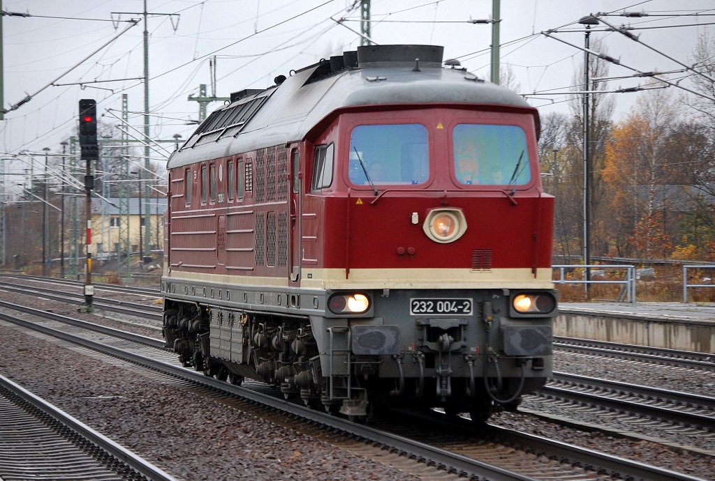LEG 232 004-2 (92 80 0232 204-0 D-LEG) auf Leerfahrt, 08.11.10 Bhf. Berlin-Sch�nefeld Flughafen.  