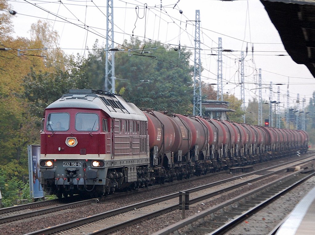 LEG 232 158-6 (92 80 0232 158-8 D-LEG, Bj. 1974) mit Ganzzug polnischer Kesselwagen Richtung Bernau, 20.10.09 Berlin-Karow.