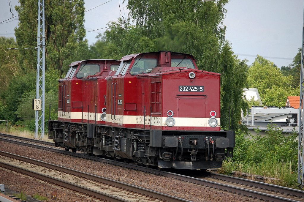 LEG Doppeltraktion von hinten mit 202 425-5 (203 22-9) + 202 327-3 (203 227-4) vorne dran Richtung Bernau, 28.06.13 Berlin-Karow.