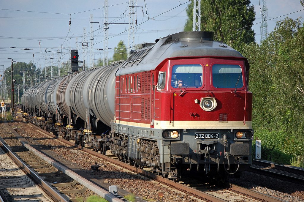 LEG Lok 232 004-2 (92 80 0232 204-0 D-LEG, Bj.1973) mit einem Kesselwagenganzzug Richtung Karower Kreuz Berlin, 30.06.10