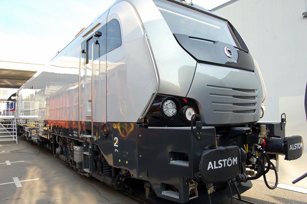 Leider auch beengt abgestellt, der Stolz von ALSTOM die neue G�terzuglok Prima II, 24.09.10 InnoTrans in Berlin.