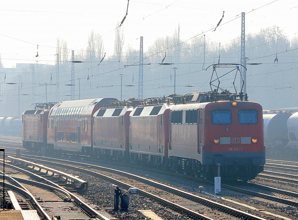 Leider aus der direkten Sonnestrahlung kommend, ein Lokzug mit 115 114-1 mit zwei 120�r Loks, einem Doppelstock-Regiowagen und 143 621-1 am Ende bestehend Richtung Bornholmer Str., 22.02.11 Berlin Greifswalder Str.