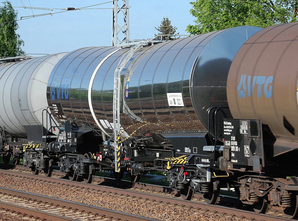 Leider aus dieser Perspektive nicht erkennbar die Registriernr., ein anscheinend fabrikneuer Kesselwagen vom Einsteller VTG in Deutschland, 15.05.13 Berlin-Karow.