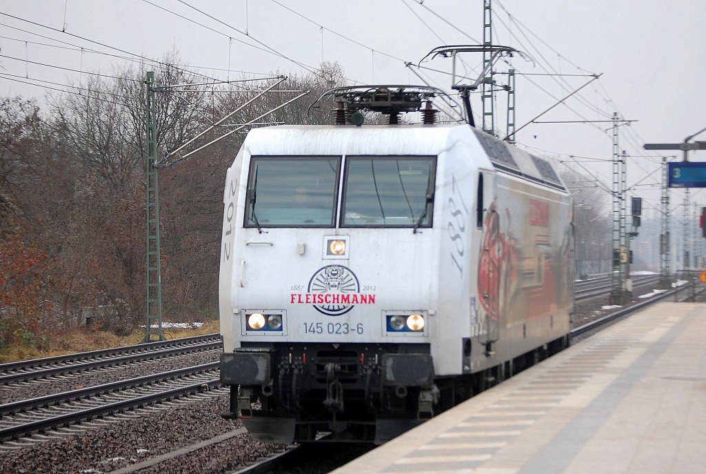 Leider aus dieser Perspektive nicht zu erkennen, die sehr sch�ne PRESS 145 023-6 mit dem tollen FLEISCHMANN Motiv bei der Durchfahrt im Bhf.Berlin-Jungfernheide, 18.12.12
