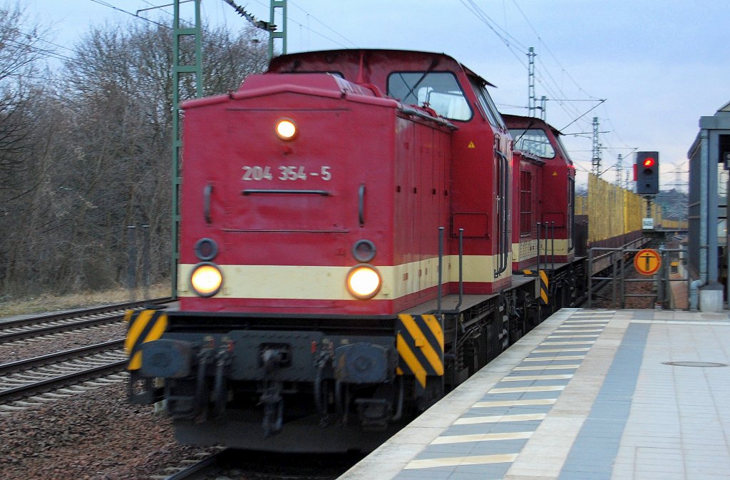 Leider eigentlich schon zu dunkel, MTEG Doppeltraktion mit 204 354-5 (90 80 3202 354-7 D-MTEG) + 204 ???-? und einem Leerzug Rungenwageneinheiten f�r Holztransporte Richtung Berliner Innenstadt, 03.02.13 Durchfahrt Bhf. Berlin-Jungfernheide