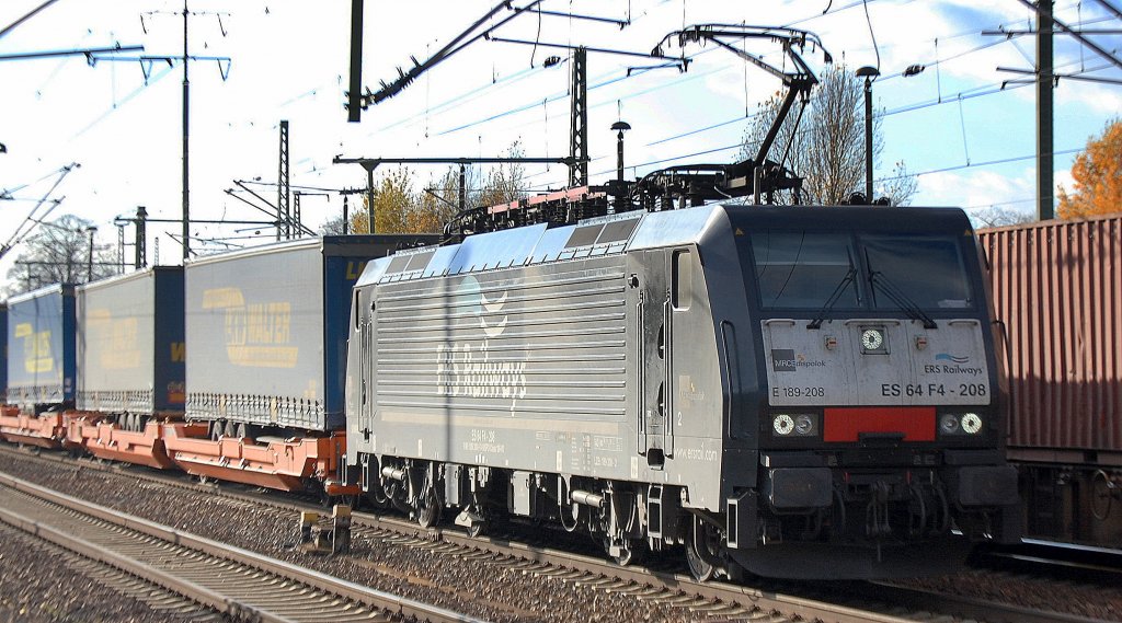 Leider im Gegenlicht, MRCE Dispolok der ERSR ES 64 F4-208 (91 80 6189 208-8 D-DISPO, Siemens Bj.2008) mit Containerzug am 06.11.12 Bhf. Flughafen Berlin-Sch�nefeld.