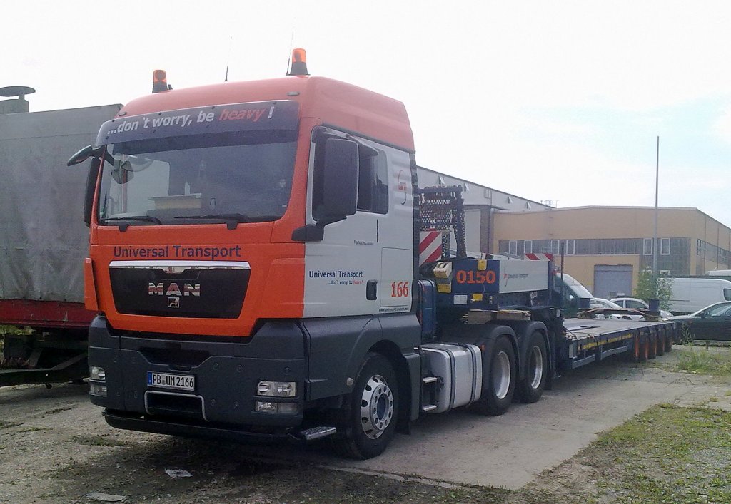 Leider im Gegenlicht stehend, eine TGX 26.480 Schwerlastzugmaschine mit Ladebr�ckenauflieger der Sped.Universal Transport, 03.08.11 Berlin-Wilhelmsruh. 