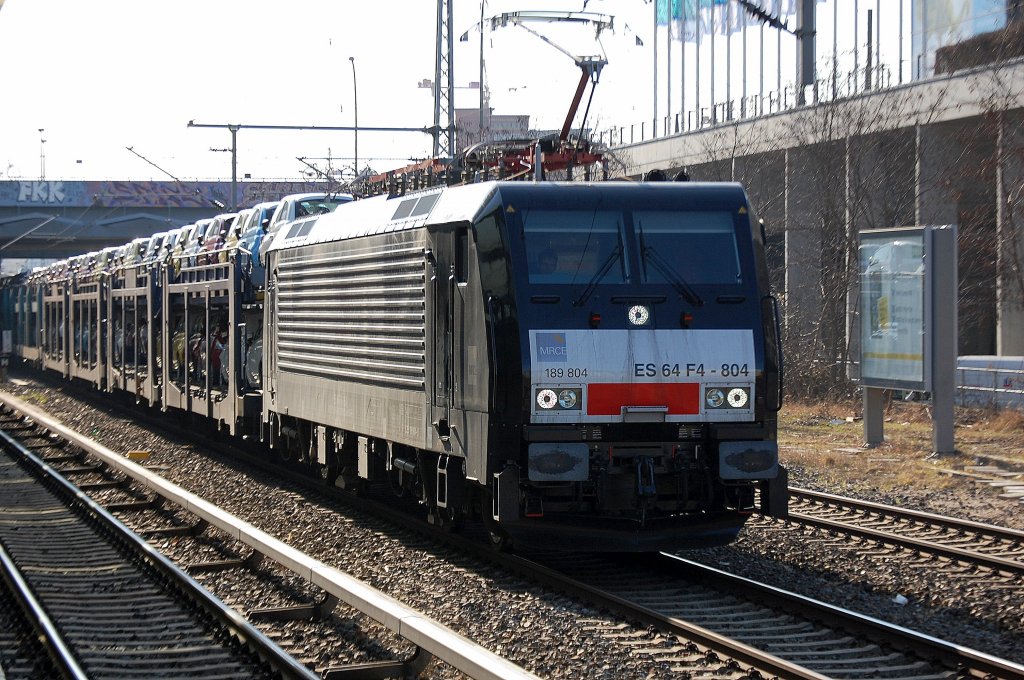 Leider im Gegenlicht trotzdem eine weitere Aufnahme der MRCE Dispolok ES 64 F4-804 (91 80 6189 804-8 D-DISPO) von PKP cargo angemietet mit PKW-Transportzug am 06.03.12 Berlin Landsberger Allee.