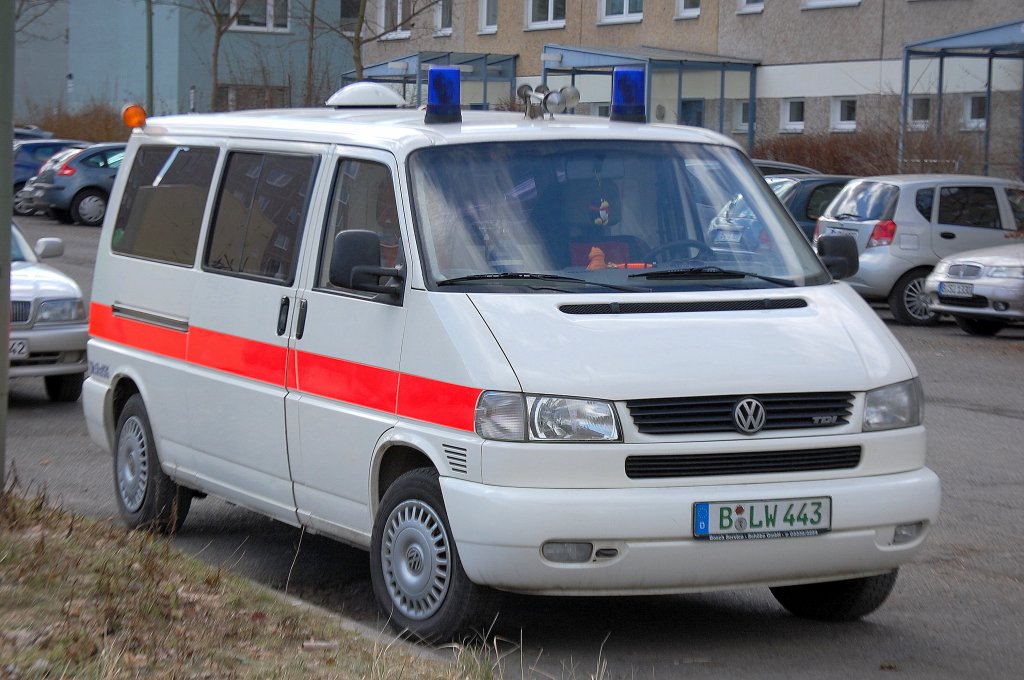 Leider gibt es Berlin auch eine beachtliche Anzahl von Ktankentransportfahrzeugen ohne jeglichen Hinweis auf das Unternehmen, hier ein VW TDI Krankentransporter, 07.03.10 Berlin-Pankow.