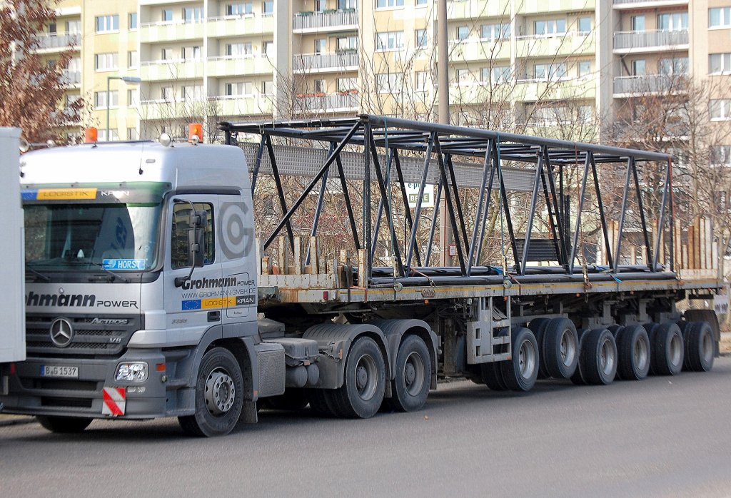 Leider keine optimale Aufnahme dieses Sattelschlepperschwertransports, ein MB ACTROS V8 3355 mit sechsachsigem Flachauflieger mit einem Kransegment eines Hochkrans der fa. Grohmann GmbH am 24.02.11 Berlin-Pankow. 