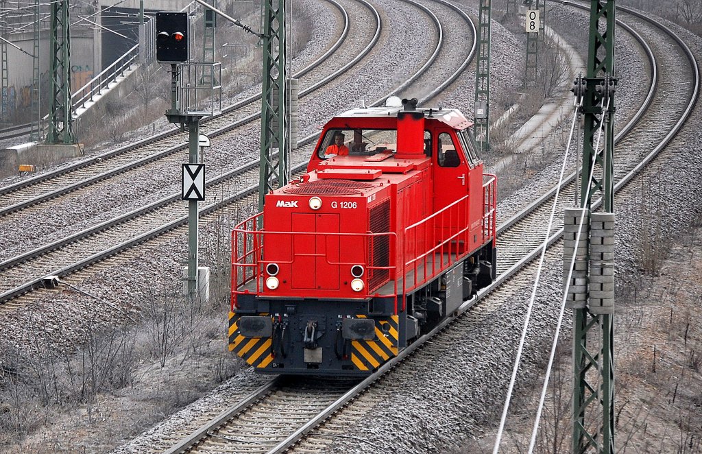 Leider ist mir nicht bekannt wer diese Lok angemietet hat, eine typisch rote MaK G 1206 ohne Logo oder Extranr aus dem Bestand von Alpha Trains (Locomotives). Die lok hat die UIC-NR 92 80 1275 110-5 D-ATLD und hat einen Kesselwagenzug zum Berliner Westhafen gebracht und f�hrt vom Gel�nde zur�ck Richtung Berlin-Jungfernheide, 31.01.11
