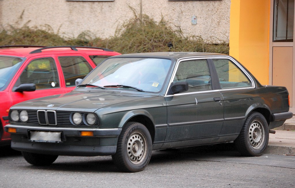 Leider mt deutlichen Gebrauchsspuren und doch einst ein Erfolgsmodell der 80�r, der BMW 323i zweit�rig (Baureihe E30, Produktionzeitraum 1982-1994), ein typischer Mittelklasse Wagen der damaligen Zeit, 03.04.12 Berlin-Pankow.
