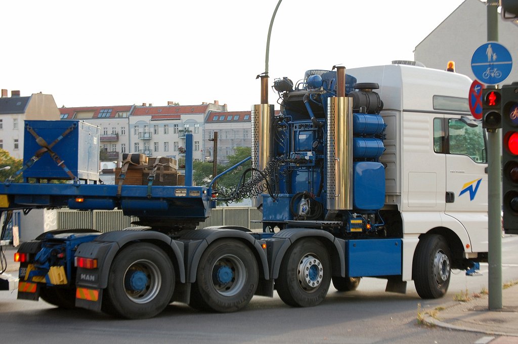 Leider nicht schnell genug reagiert abder direkt hinter dem ersten Schwerzuglastsattelzug fuhr einer zweiter direkt um die Kurve, ein MAN TGA 41.660 der Fa. VOSS INTERNATIONAL mit diesem gewaltigem Schwerlastturm auf der vierachsigen Zugmaschine, schon beeindruckend diese gewaltige Zugmaschine mit Goldhofer Ladebr�ckenauflieger, 07.09.10 Berlin-Knobelsdorffstr. 