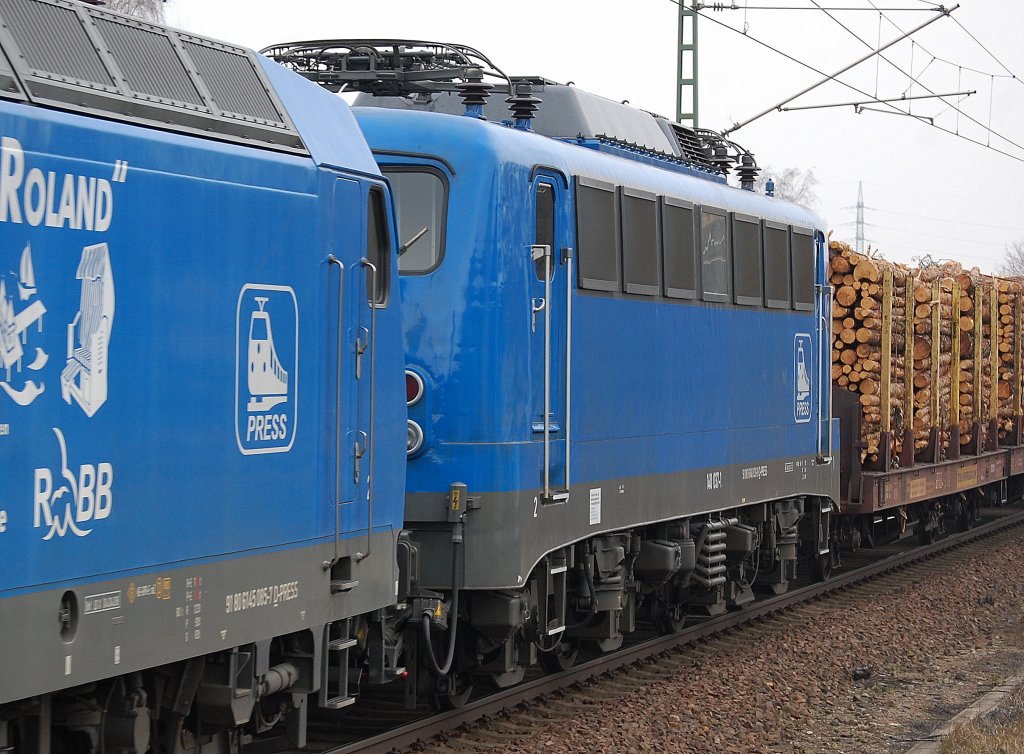 Leider nur am Haken 145 030-7 die blaue PRESS 140 037-1 (91 80 6140 831-9 D-PRESS, Henschel Bj.1972) am 10.04.13 Berlin-Jungfernheide.