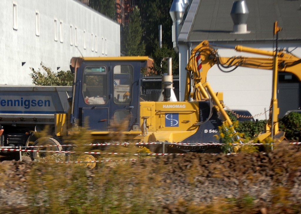 Leider nur aus dem S-Bahnfenster heraus im Moment abzulichten, ein Raupe vom Hersteller HANOMAG Typ D 540 der Fa. Spitzke bei den Gleisbauarbeiten zwischen Berlin-Ostkreuz und Berlin-Ostbhf., 14.09.12