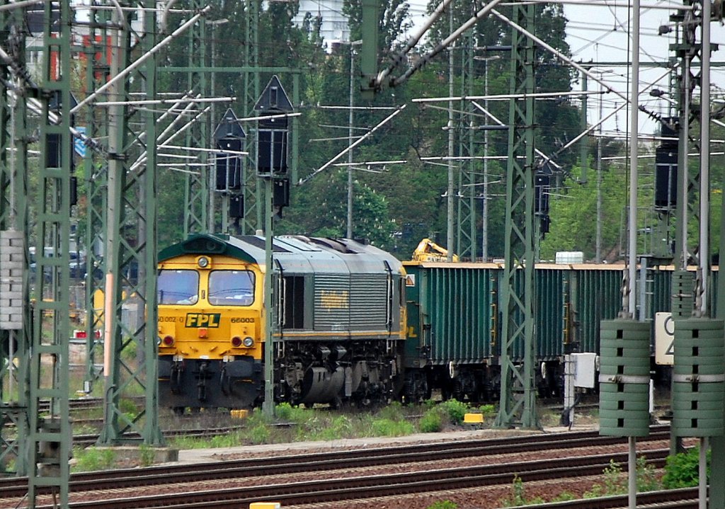 Leider nur aus der Ferne, die polnische FPL 66003 (92 51 3650 002-0 PL-FPL) mit Ganzzug firmeneigener offener G�terwagen abgestellt am ehemaligen Gbf. Berlin Moabit, 04.05.12 Berlin Westhafen.