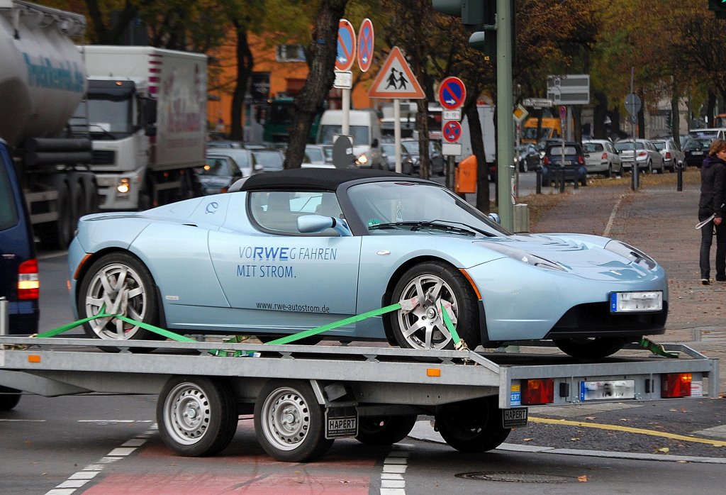 Leider nur beim Transport auf einem H�nger, ein Exot unter den Sportwagen, der erste Elekto-Sportwagen weltweit ist der Tesla-Roadster, seit 2006 auf dem Markt, der Sportwagen der nur rein mit Elektromotor angetrieben wird, 13.11.09 Berlin-Charlottenburg. 