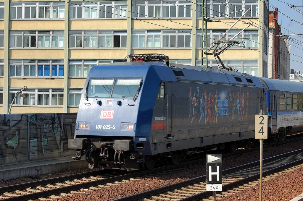 Leider nur eine Belegaufnahme, die relativ neue DB 101�r Werbelok  STARLIGHT EXPRESS  101 025-5 mit EC? Richtung Berlin-Gesundbrunnen am 09.07.13 Berlin-Wedding.