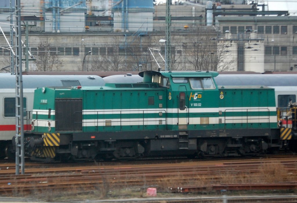 Leider nur durch das Bahnfenster im Regionalzug abzulichten, die schon l�ngere Zeit auf dem DB Betriebsgel�nde Berlin-Rummelsburg stehende HGB Lok V 100.02 (92 80 1293 006-3 D-HGB, ADtranz Bl.2001), 15.01.11