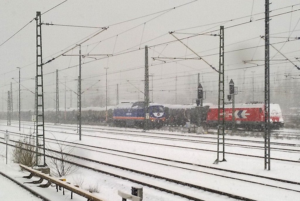 Leider nur ein Handybild und bei dichtem Schneetreiben, ein reines Belegbild, die in v�llig neuer Farbe  sich pr�sentierende ex EVB Ludmilla 622 01 im neuen Design der RAILDOX GmbH in dunkelblau mit orangem Streifen und wei�er Frontfl�che beim Halt gegen�ber dem Berliner Westhafen Berlin Beusselstr., 02.12.10 Ich hoffe, das ich sie bald wiedersehe bei guten Witterungsverh�ltnissen und mit meiner Kamera. 