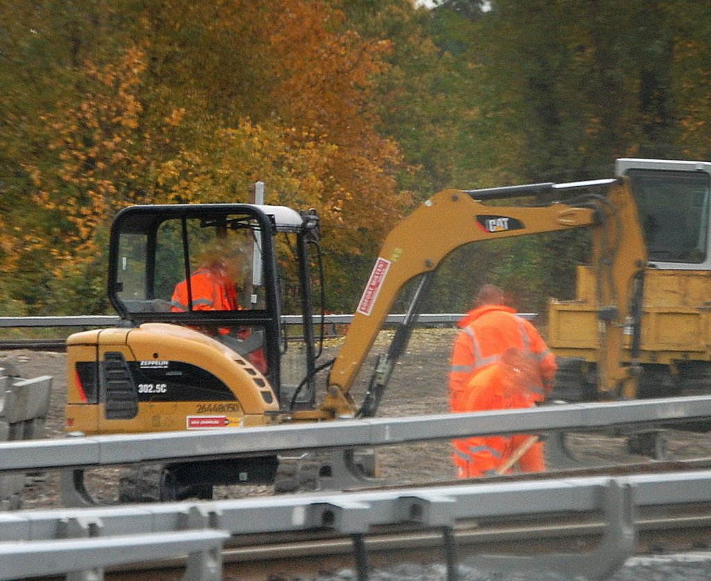 Leider nur ein Sichtungsbild durchs S-Bahnfenster, Leasingminibagger CAT 302.5C bei Gleisbauarbeiten Berlin-Sch�neweide am 17.10.09