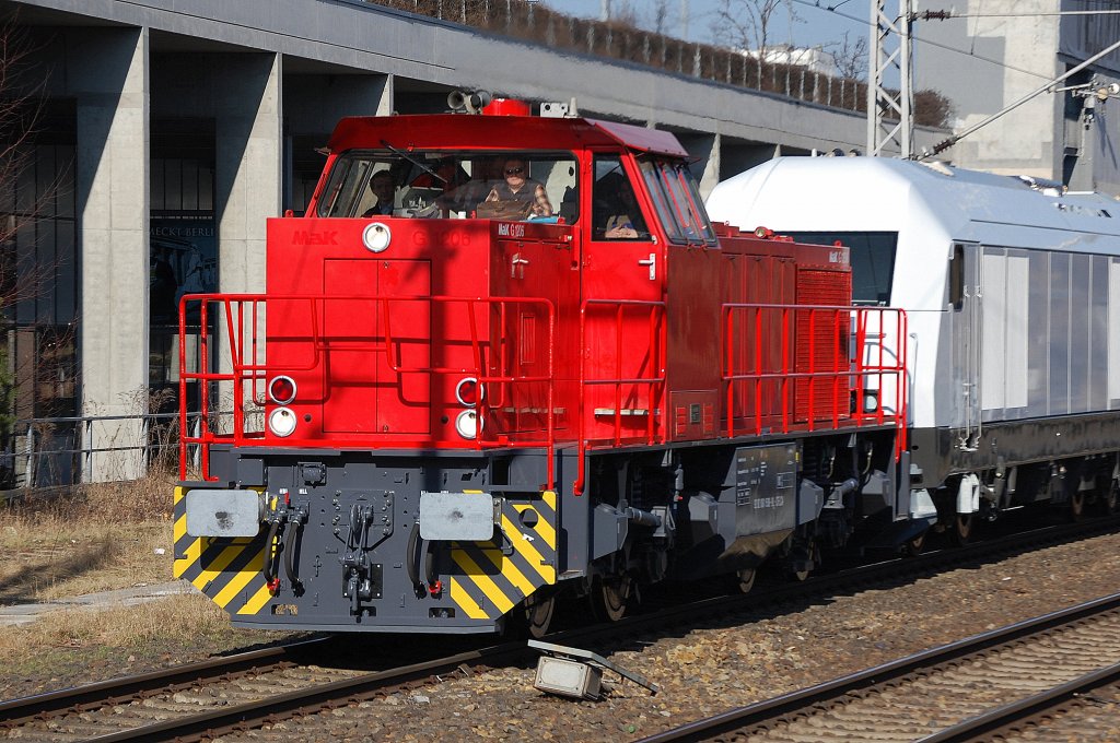 Leider ist die Registriernr. seitlich nicht zu entziffern, daher hab ich keine Ahnung ob diese MaK G 1206 (BR 275) nur von Vossloh angemietet ist oder f�r einen Logistiker f�hrt um die vier fabrikneuen ER 20 zu �berf�hren, 06.03.12 Berlin Landsberger Allee. 